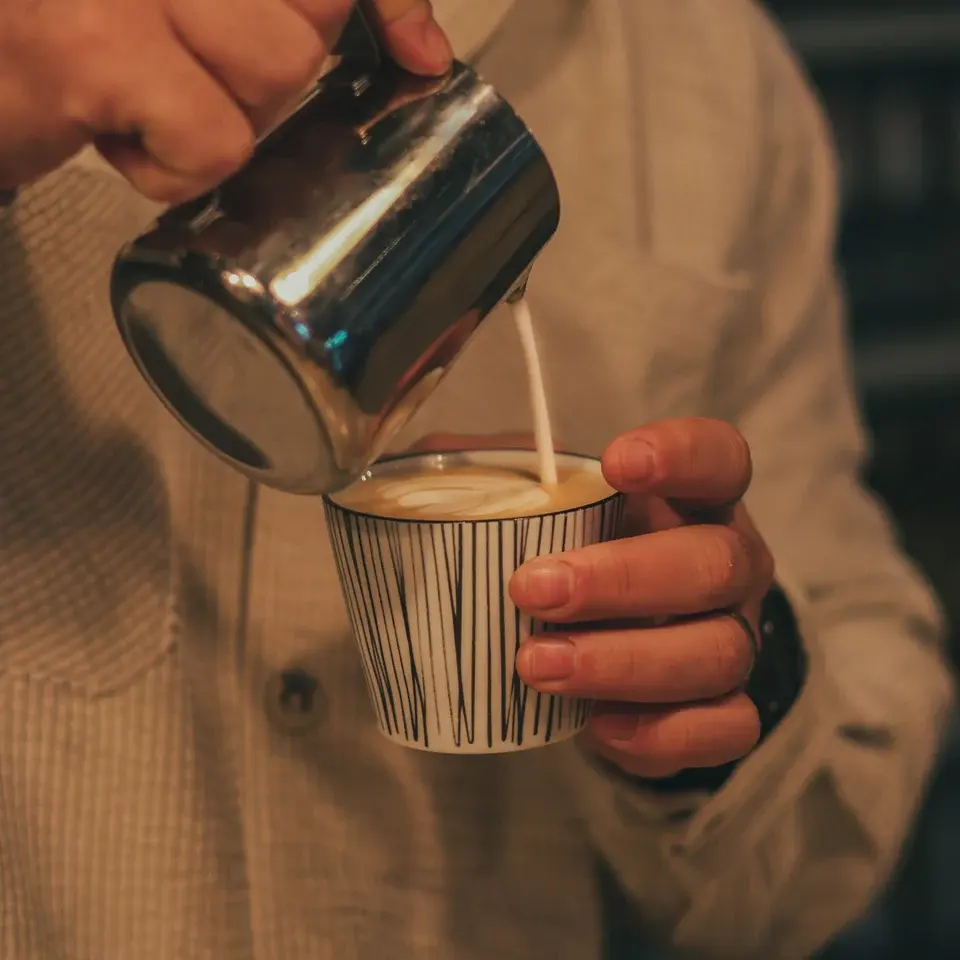 Frisch zubereiteter Kaffee wird im NAHAR eingeschenkt