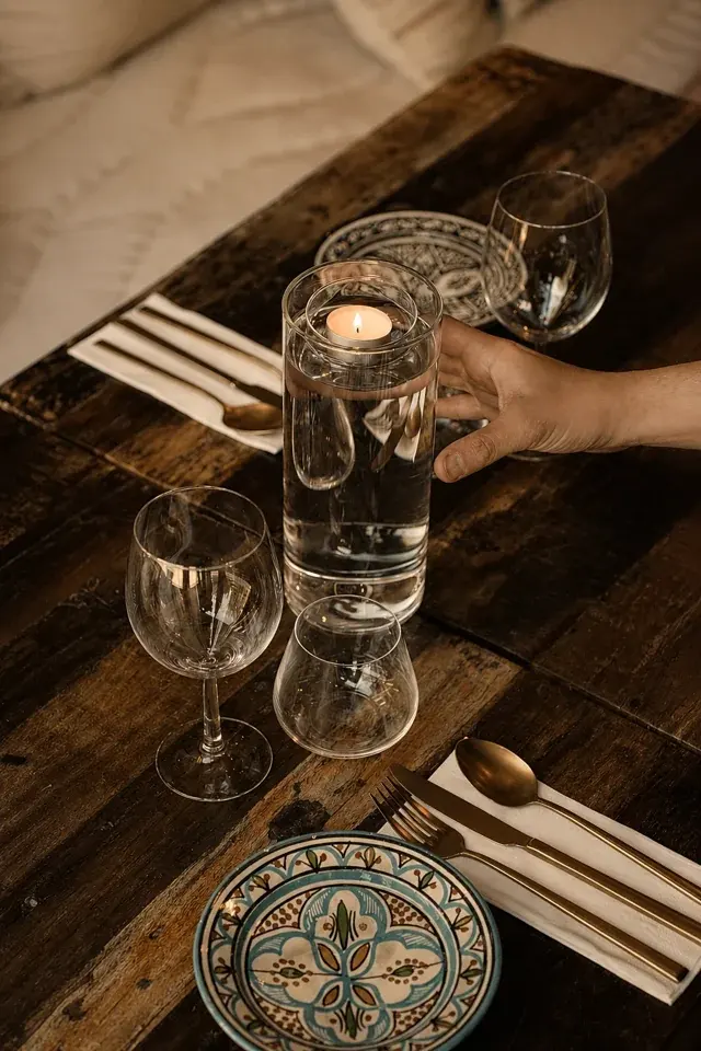 Gedeckter Tisch mit gemusterten Tellern und Wassergläsern