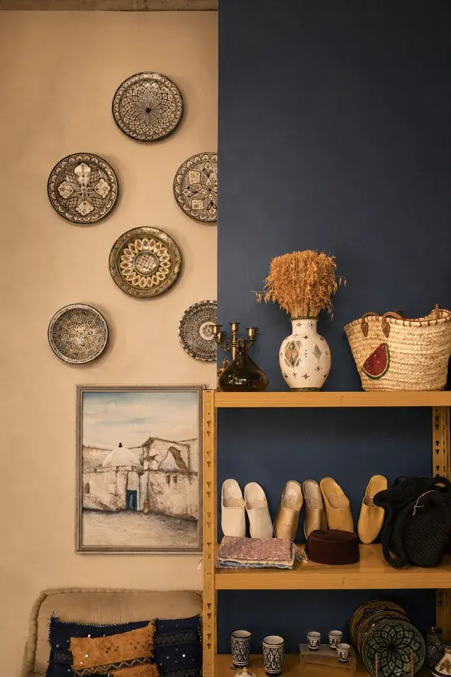 Einblick in ein Souk-Regal mit Keramik, Körben und Accessoires